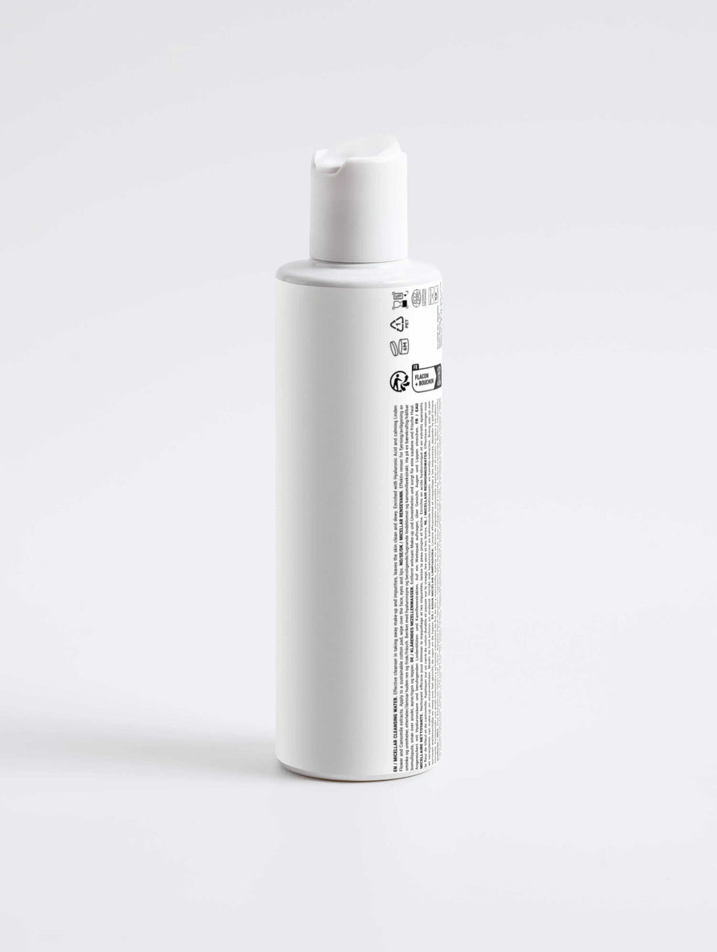 Witte skincare fles met klikdop en productinformatie, minimalistisch design, op witte achtergrond.