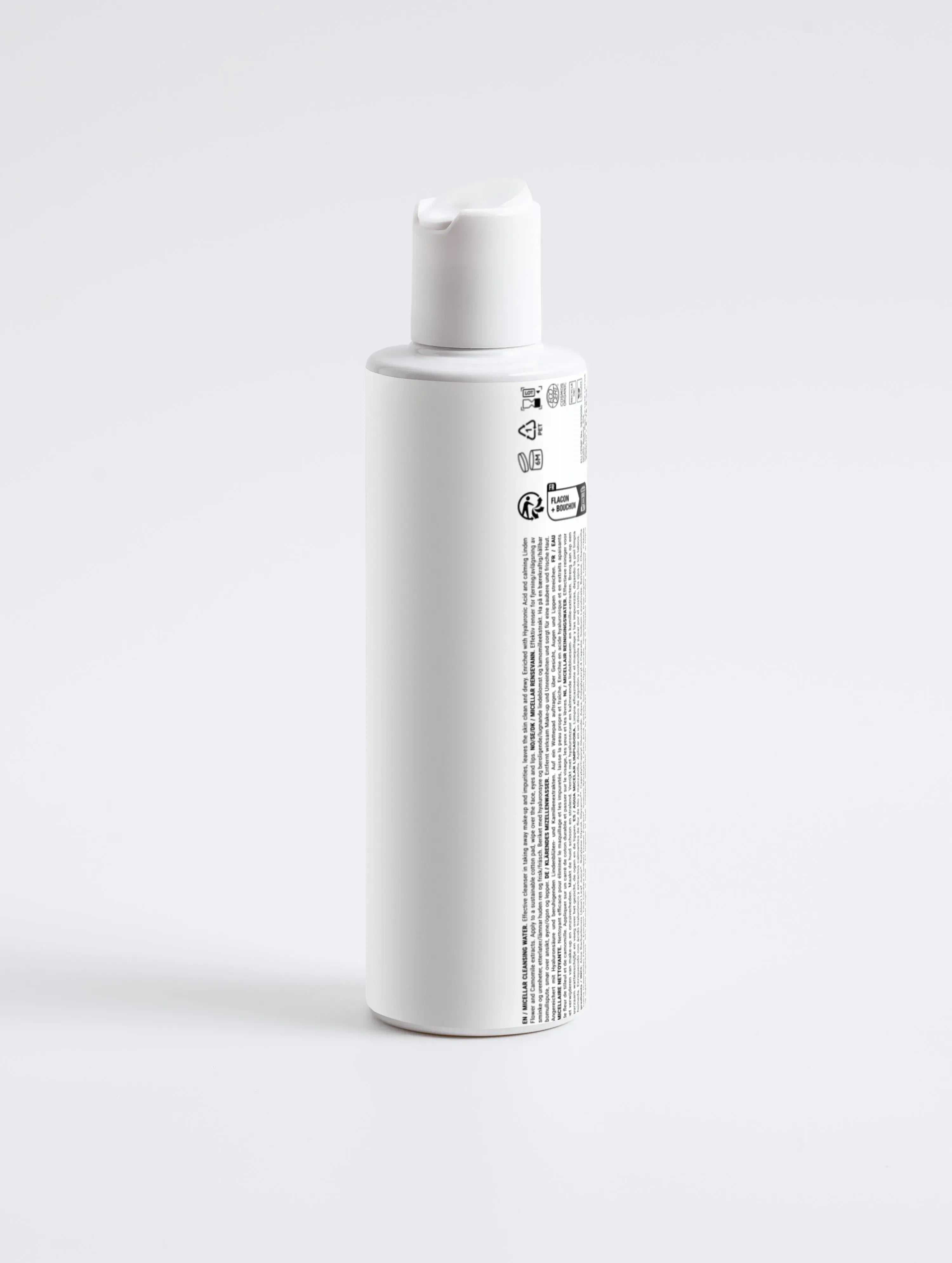 Witte skincare fles met klikdop en productinformatie, minimalistisch design, op witte achtergrond.