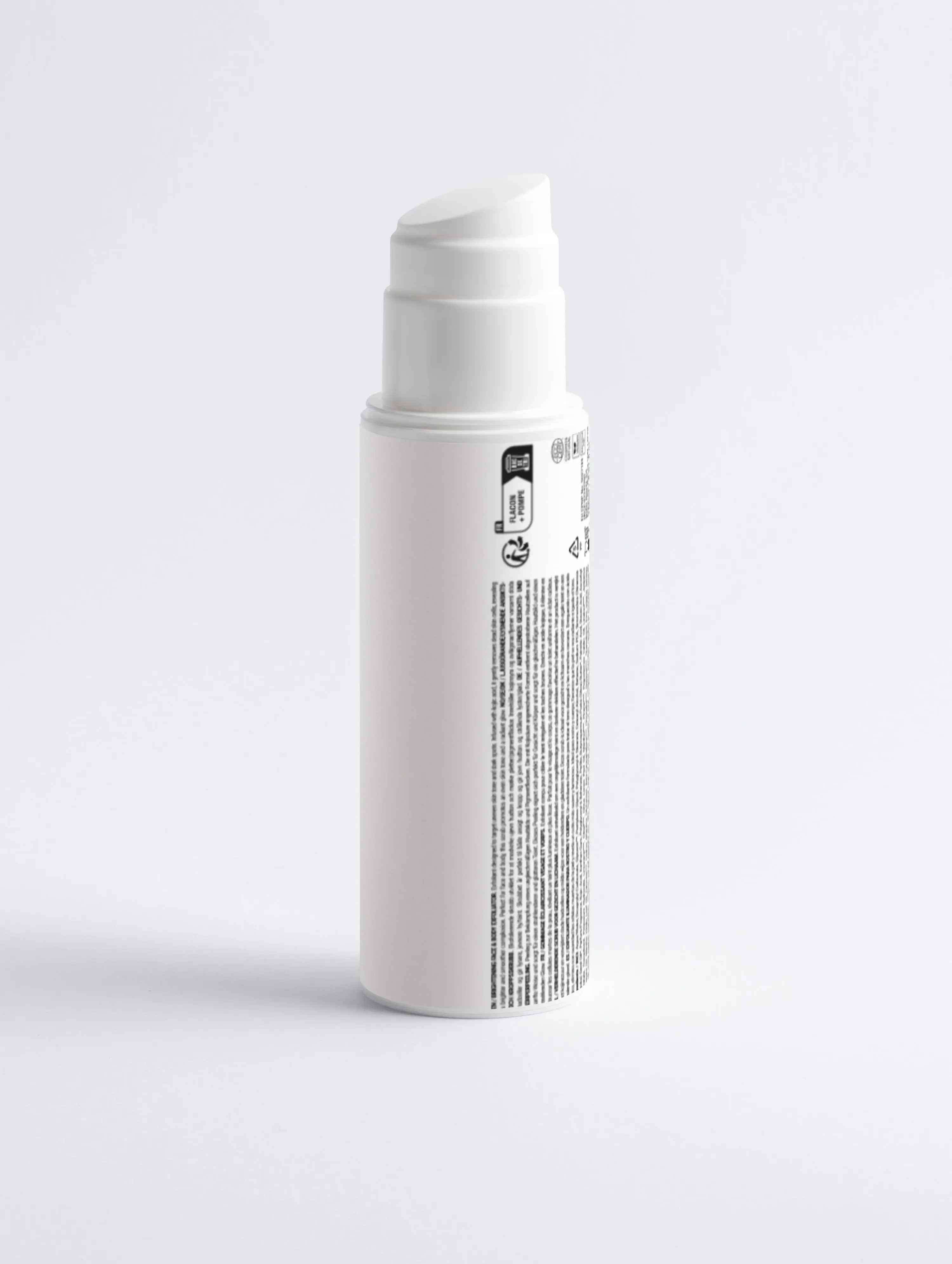 Witte skincare pompflacon op witte achtergrond, luxe huidverzorging verpakking