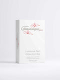 Luxe skincare set voor hydratatie en donkere kringen in witte doos met roze bloemen.