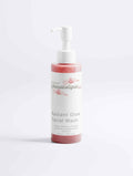 Radiant Glow Facial Wash fles skincare, roze gel, pompflacon op witte achtergrond