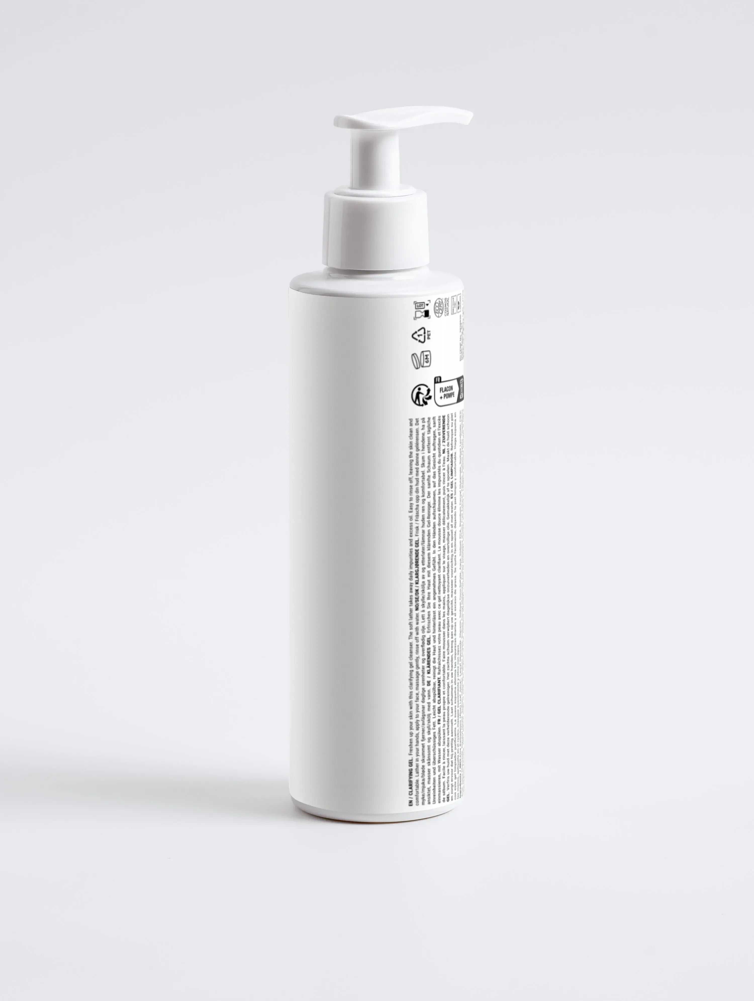 Witte skincare pompflacon op witte achtergrond, geschikt voor luxe gezichtsverzorging.