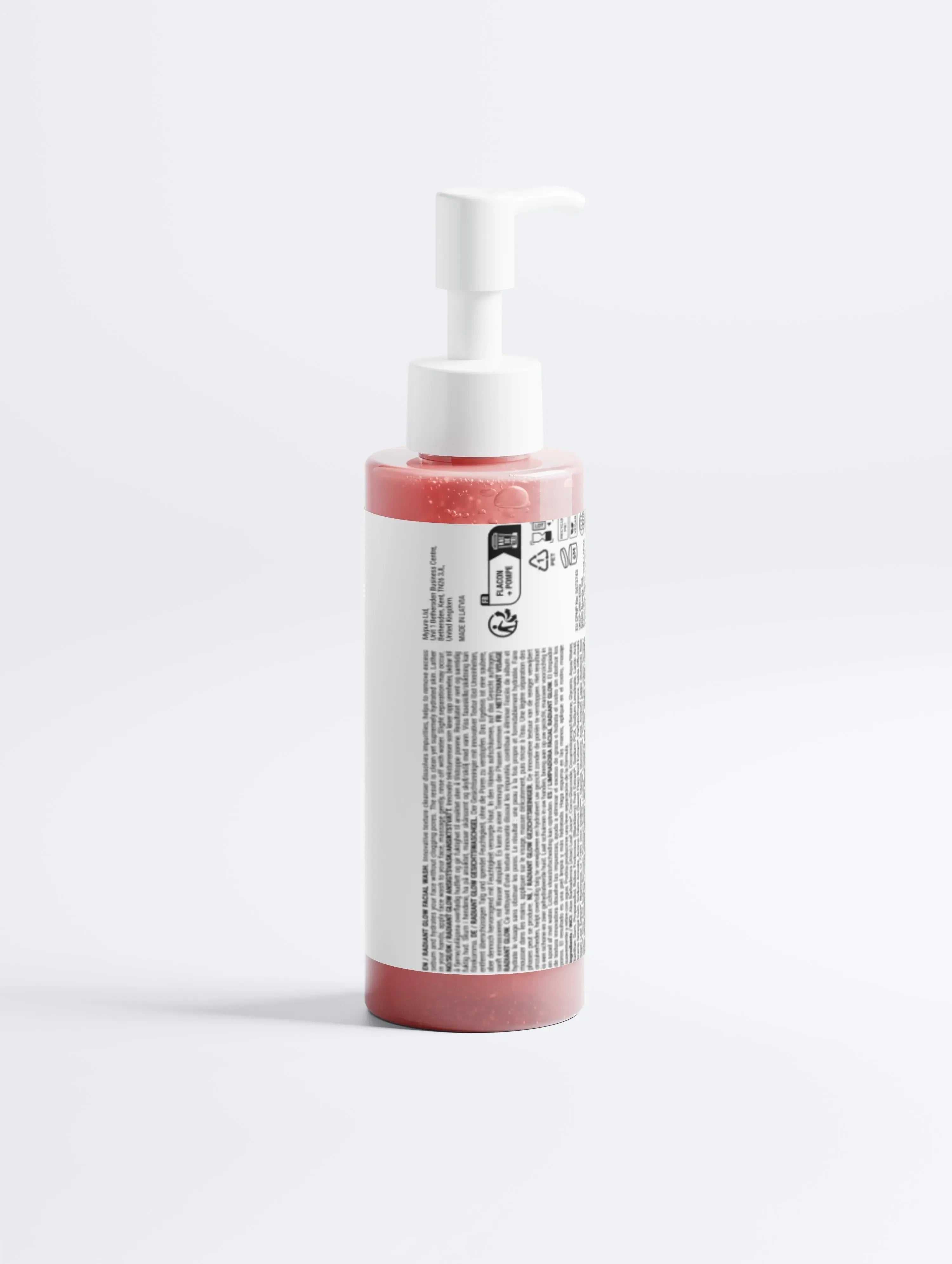 Luxe huidverzorging pompflacon met roze gel, witte etiketten en pomp, minimalistische achtergrond.