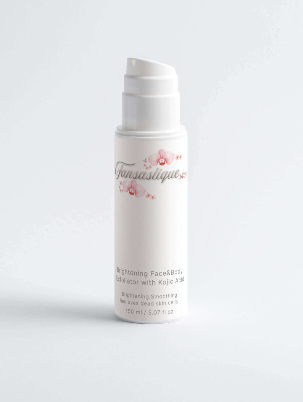 Witte fles Brightening Face & Body Exfoliator met Kojic Acid op neutrale achtergrond.