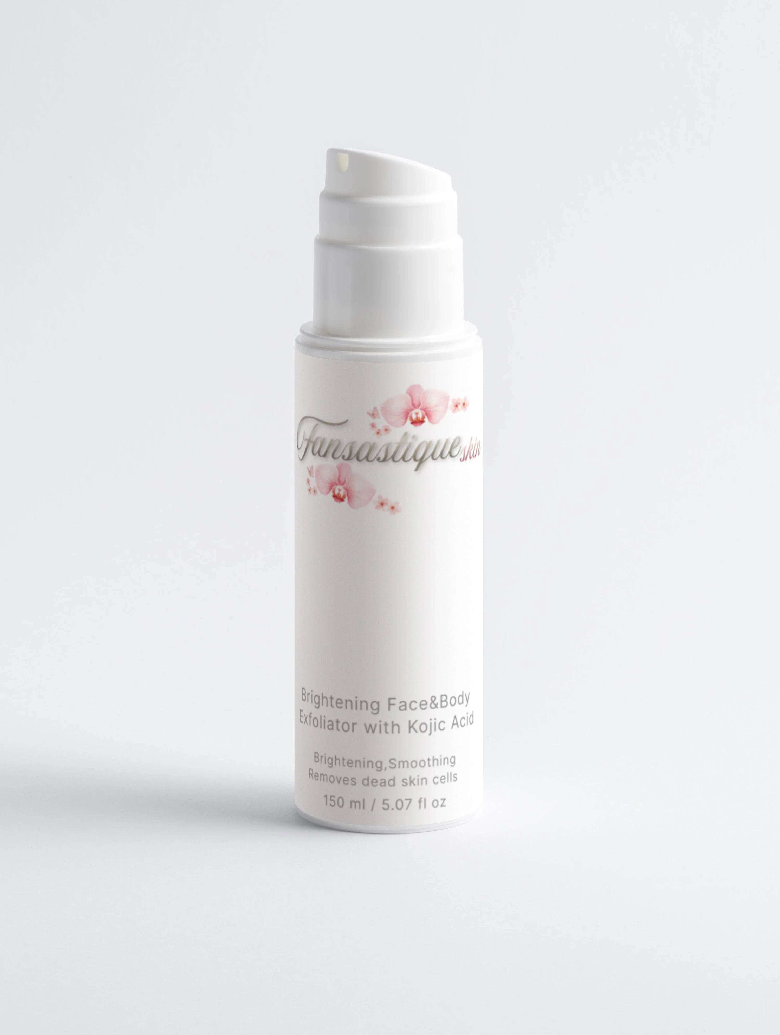 Witte fles Brightening Face & Body Exfoliator met Kojic Acid op neutrale achtergrond.