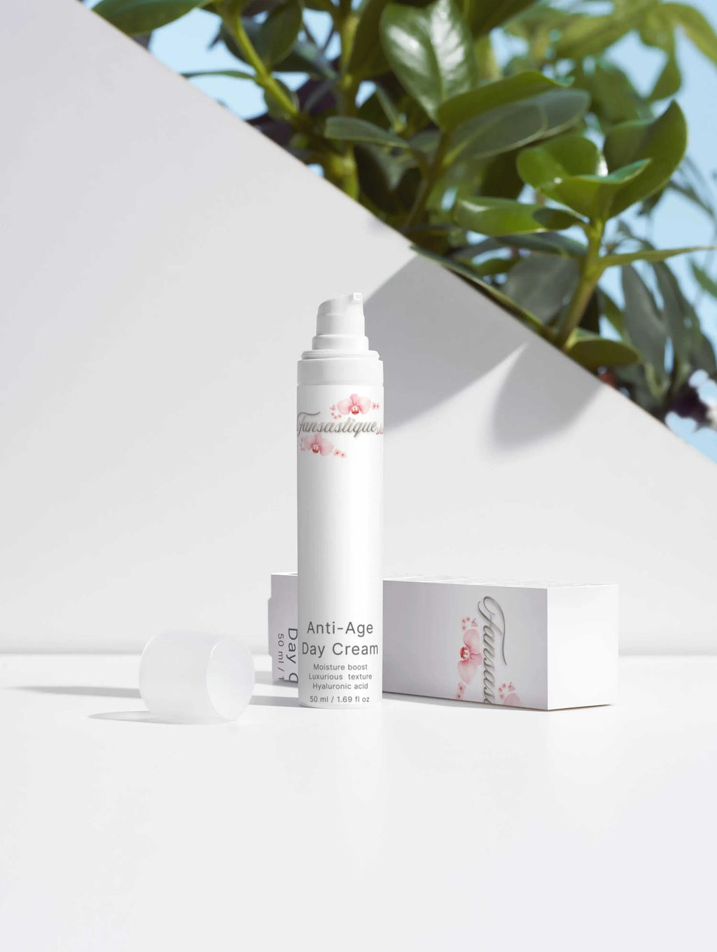 Anti-age dagcrème met hyaluronzuur op witte achtergrond, luxe huidverzorging, planten op achtergrond