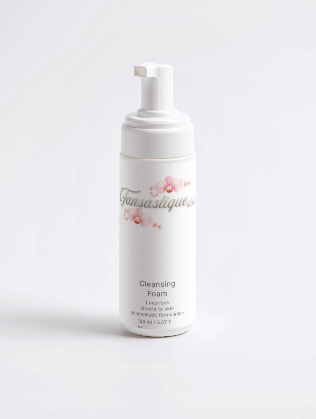 Witte fles cleansing foam met pomp en bloemenprint, luxe huidverzorging voor reinigen.