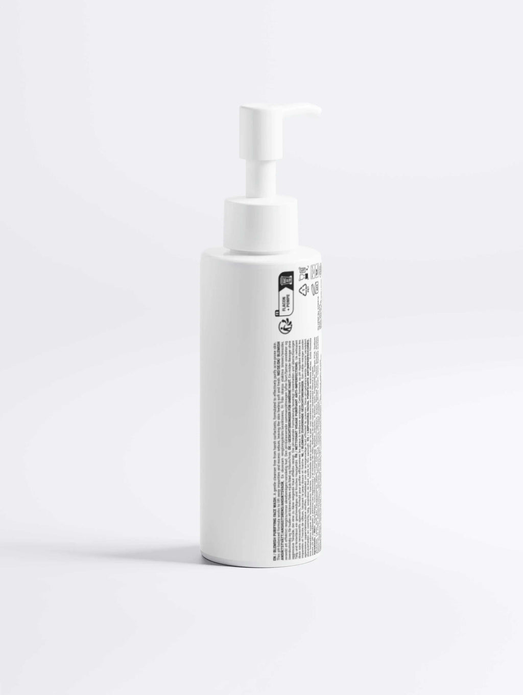 Witte skincare pompflacon met ingrediëntenlabel op witte achtergrond, luxe huidverzorging