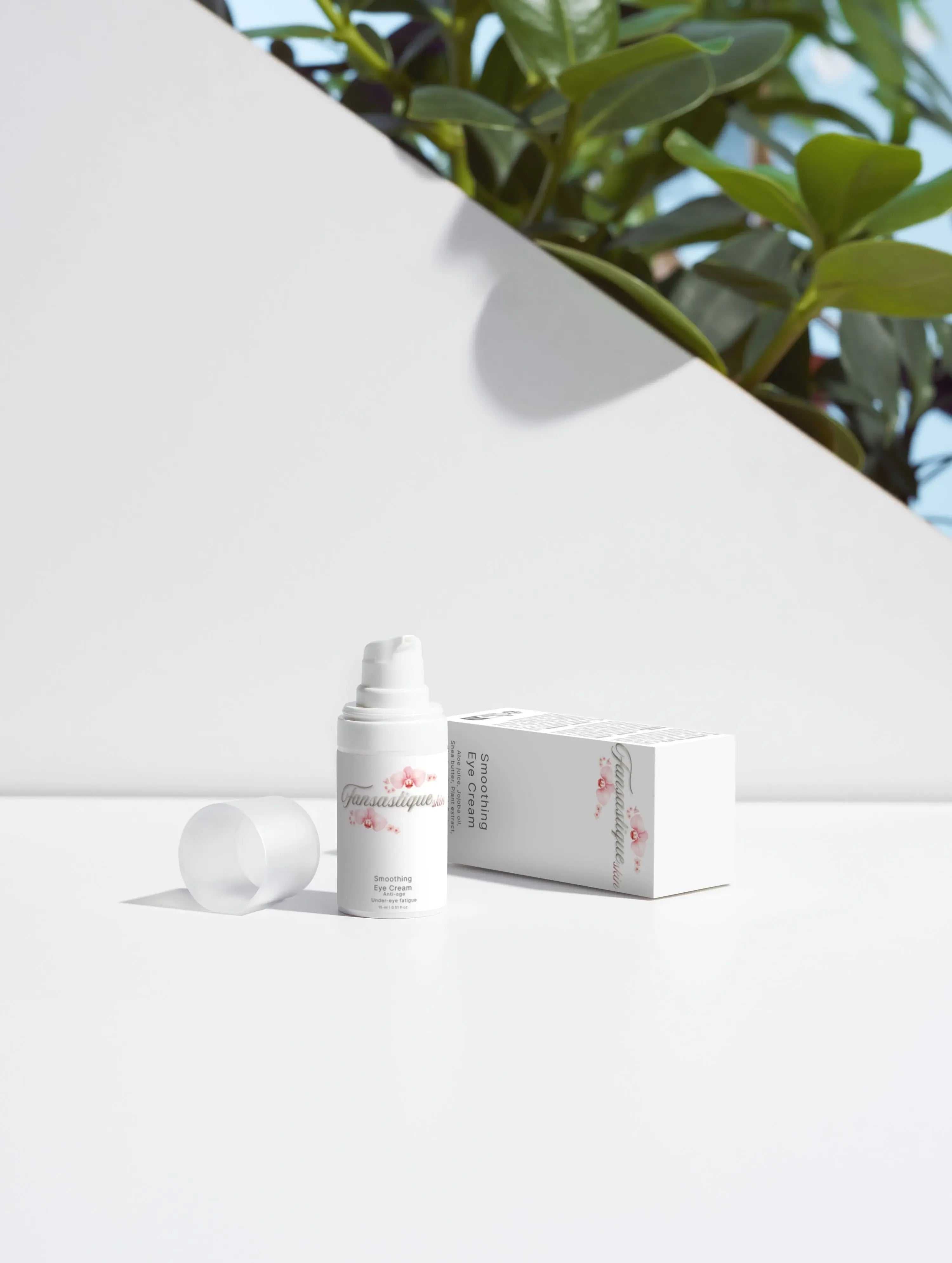Smoothing Eye Cream flacon en doosje op witte ondergrond, skincare product met plant op achtergrond