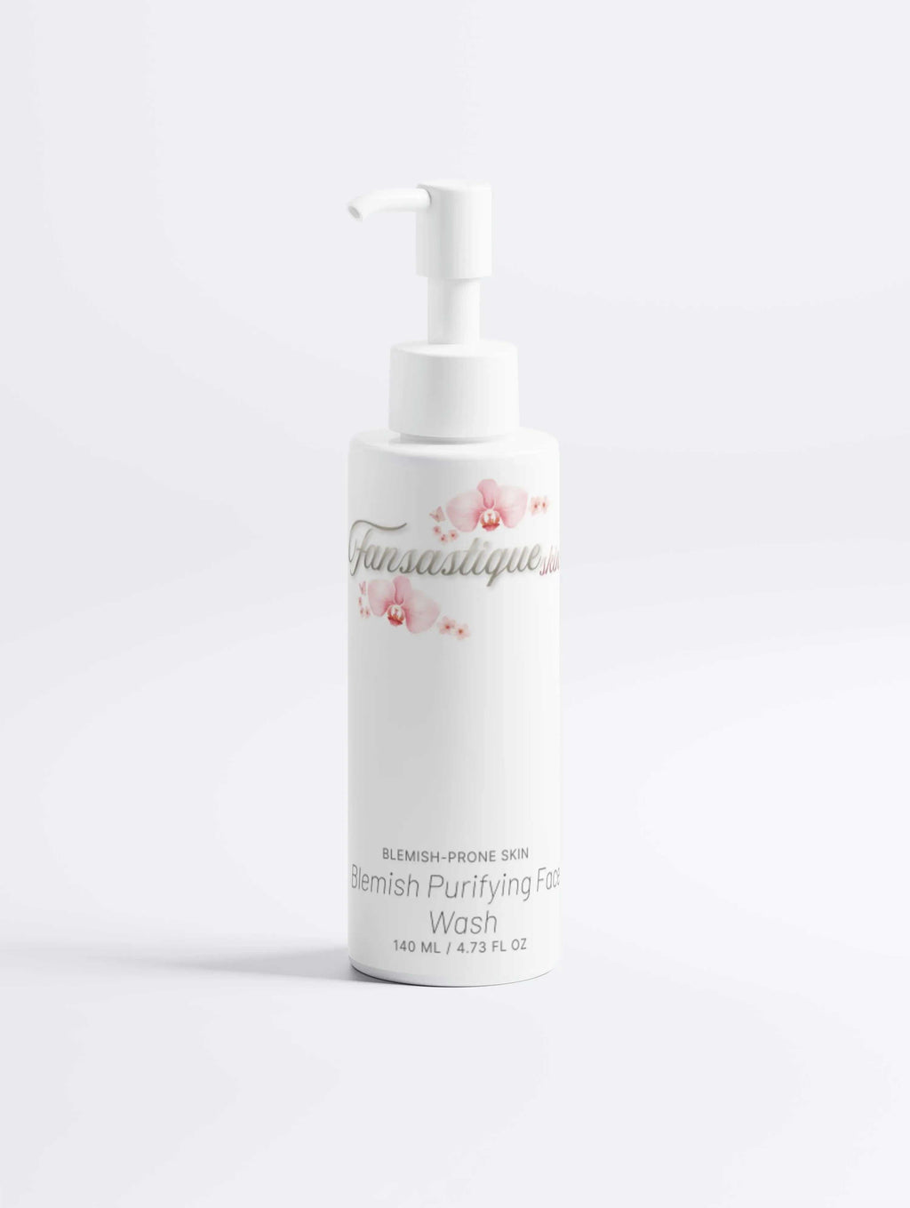 Gezicht cleanser voor onzuivere huid in witte pompflacon met roze bloemen, minimalistisch design.