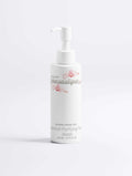 Gezicht cleanser voor onzuivere huid in witte pompflacon met roze bloemen, minimalistisch design.